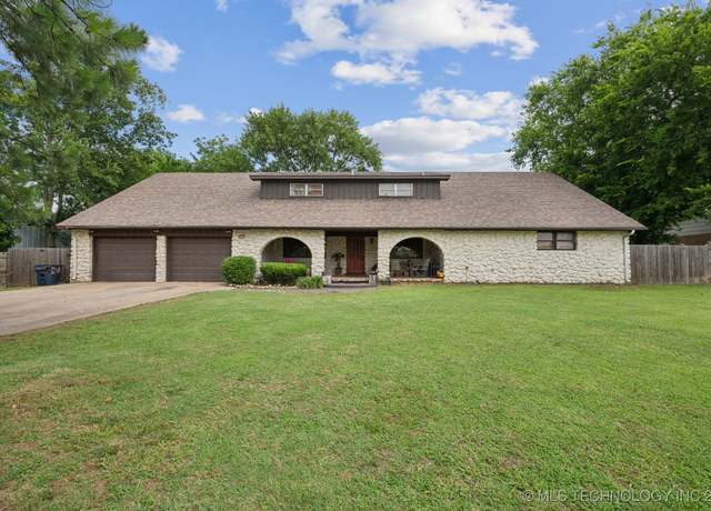 Property at 17711 E Archer St, Catoosa, OK 74015, 3 beds, 2.5 baths