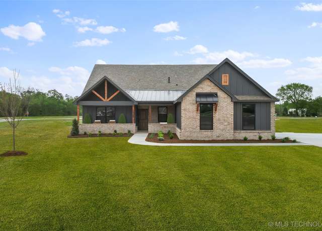 Property at 16324 E 102nd St, Owasso, OK 74055, 4 beds, 2.5 baths