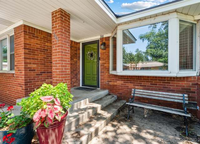 Property at 300 SE Waverly Ave, Bartlesville, OK 74006, 3 beds, 1 bath