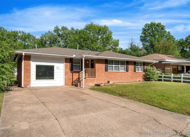 Property at 604 SE Wilshire Ave, Bartlesville, OK 74006, 3 beds, 2 baths