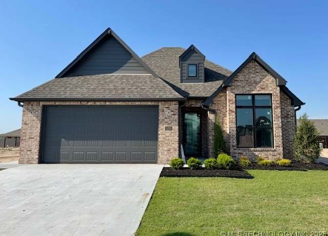 Property at 3700 W Laredo St, Broken Arrow, OK 74012, 2 beds, 2 baths