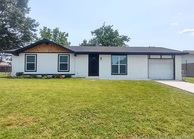Property at 1400 NE 3rd St, Pryor, OK 74361, 3 beds, 2 baths