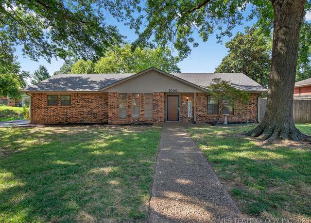 Property at 1000 Meadow Dr, Bartlesville, OK 74006, 4 beds, 2 baths
