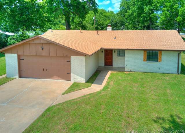 Property at 703 NE 8th St, Wagoner, OK 74467, 3 beds, 2 baths