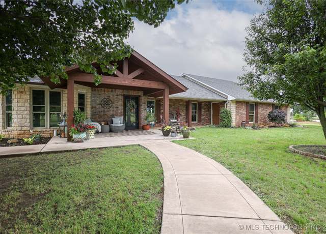 Property at 3063 W 14th, Sulphur, OK 73086, 3 beds, 2 baths