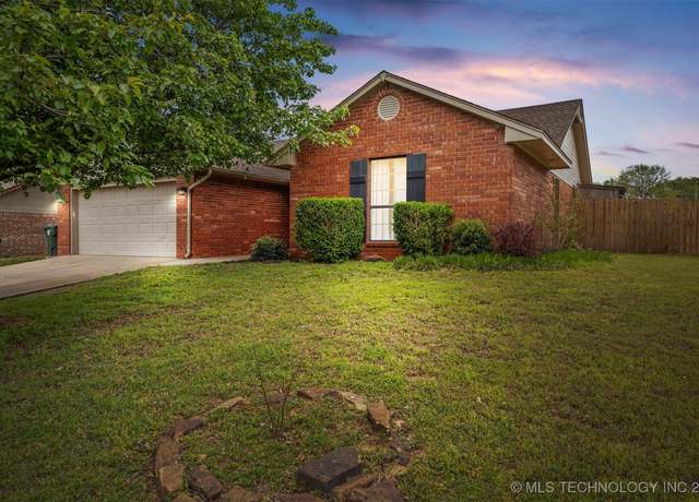 Property at 2204 Sunset Ridge Dr, Muskogee, OK 74403, 3 beds, 2 baths