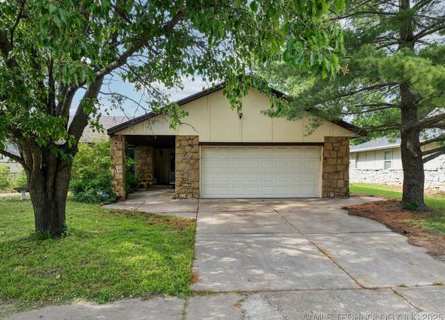 Property at 2504 E El Paso St, Broken Arrow, OK 74014, 3 beds, 2 baths