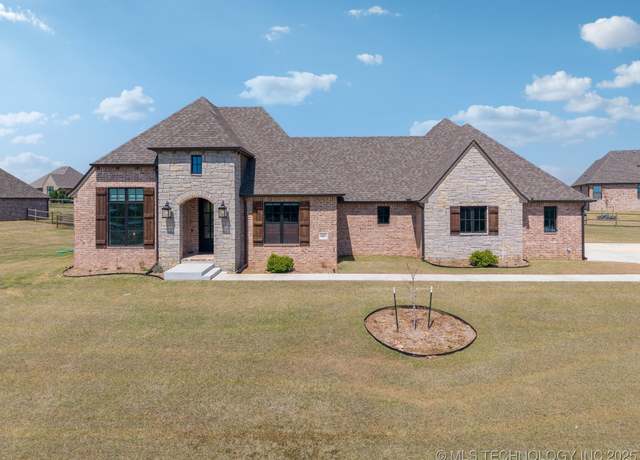 Property at 8403 E 106th Pl, Owasso, OK 74055, 4 beds, 2.5 baths