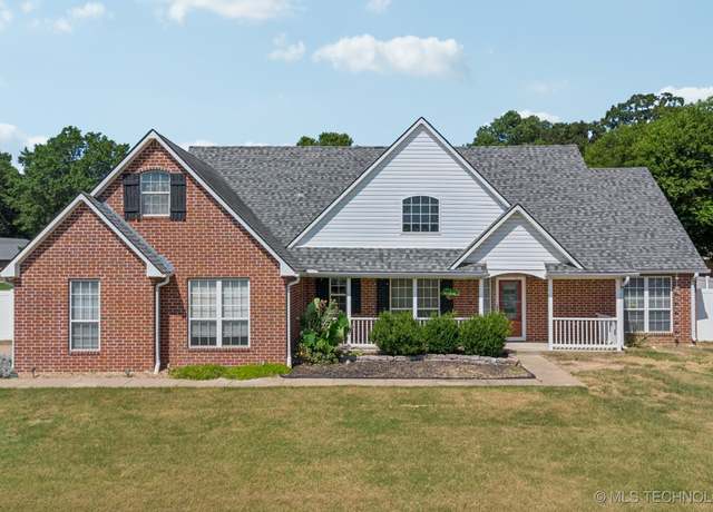 Property at 2209 E Southbrook Ave, Okmulgee, OK 74447, 4 beds, 2 baths