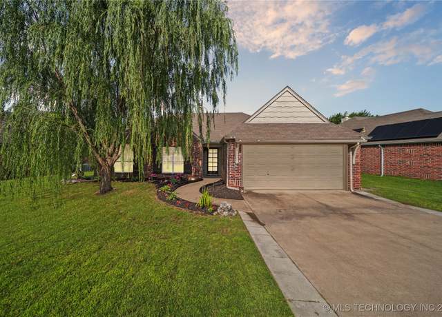 Property at 11920 S Holley St, Jenks, OK 74037, 3 beds, 2 baths