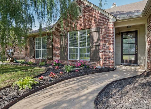 Property at 11920 S Holley St, Jenks, OK 74037, 3 beds, 2 baths