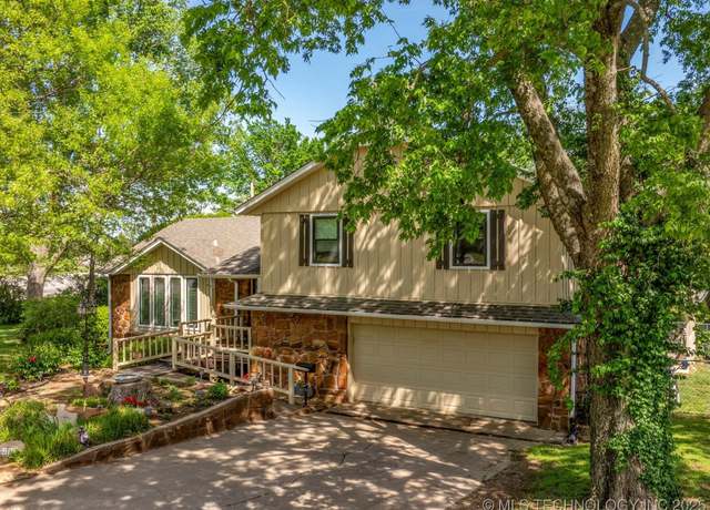 Property at 900 Briarwood Dr, Bartlesville, OK 74006, 4 beds, 2.5 baths