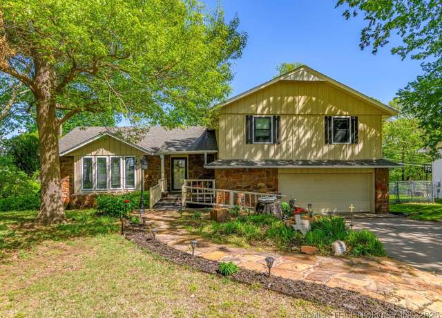 Property at 900 Briarwood Dr, Bartlesville, OK 74006, 4 beds, 2.5 baths