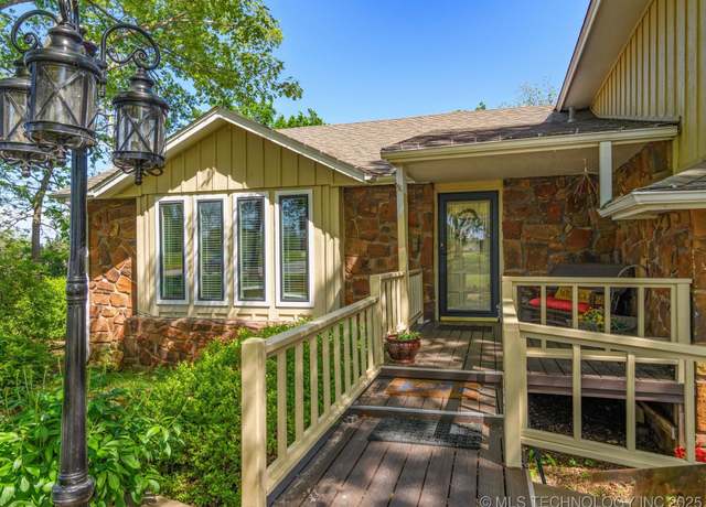 Property at 900 Briarwood Dr, Bartlesville, OK 74006, 4 beds, 2.5 baths