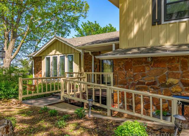 Property at 900 Briarwood Dr, Bartlesville, OK 74006, 4 beds, 2.5 baths