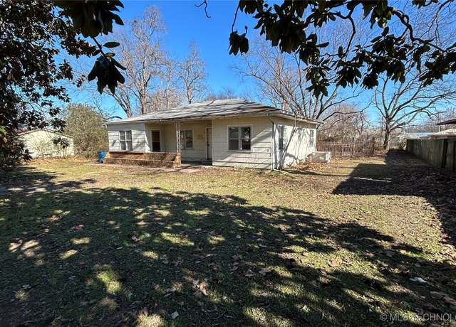 Property at 4 N Jerome St, Coalgate, OK 74538, 3 beds, 2 baths