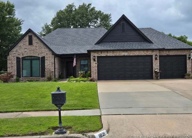 Property at 1821 W Lincoln St N, Broken Arrow, OK 74012, 3 beds, 2 baths