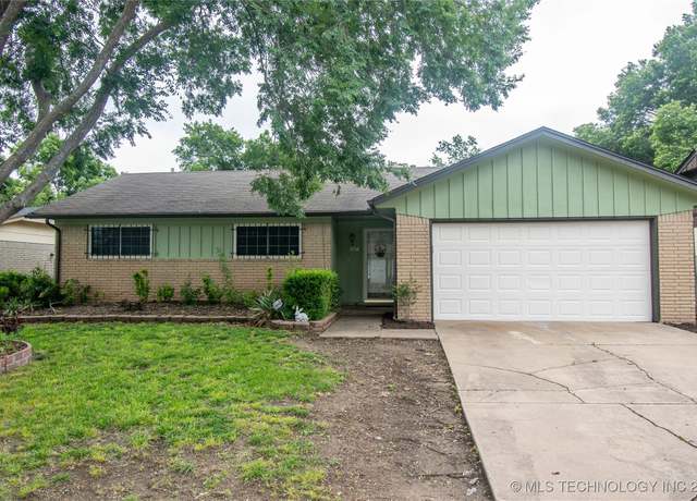 Property at 11612 E 28th St, Tulsa, OK 74129, 3 beds, 1.5 baths