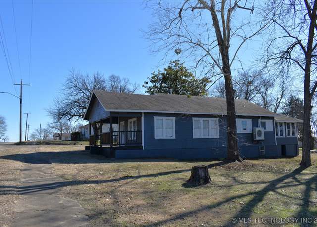 Property at 901 W Jackson St, Hugo, OK 74743, 3 beds, 1.5 baths