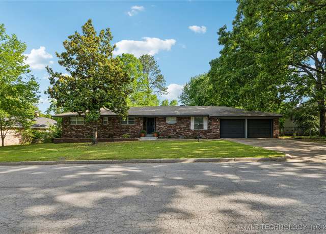 Property at 802 E Seneca St, Tahlequah, OK 74464, 3 beds, 2.5 baths