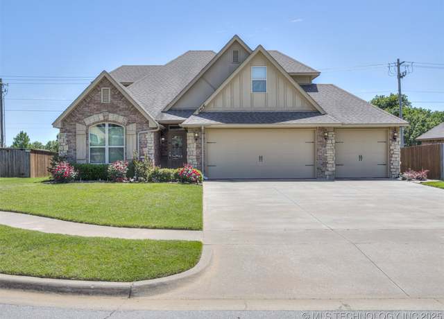 Property at 2416 W 110 St S, Jenks, OK 74037, 4 beds, 3 baths