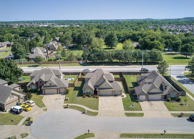 Property at 2416 W 110 St S, Jenks, OK 74037, 4 beds, 3 baths