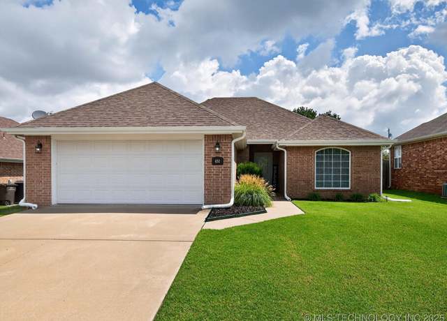 Property at 450 NE Debell Ave, Bartlesville, OK 74006, 3 beds, 2 baths