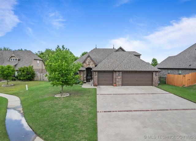 Property at 9203 E 94th St, Owasso, OK 74055, 3 beds, 2 baths