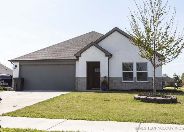Property at 26550 Columbia Crest Dr, Claremore, OK 74019, 4 beds, 2 baths