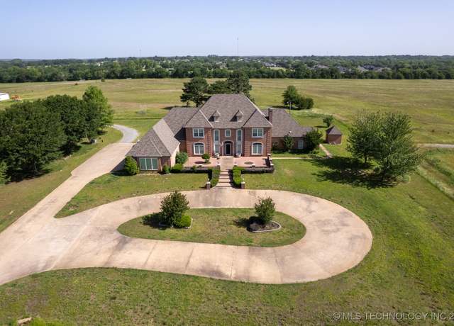 Property at 10499 W Highway 70, Durant, OK 74701, 5 beds, 5.5 baths