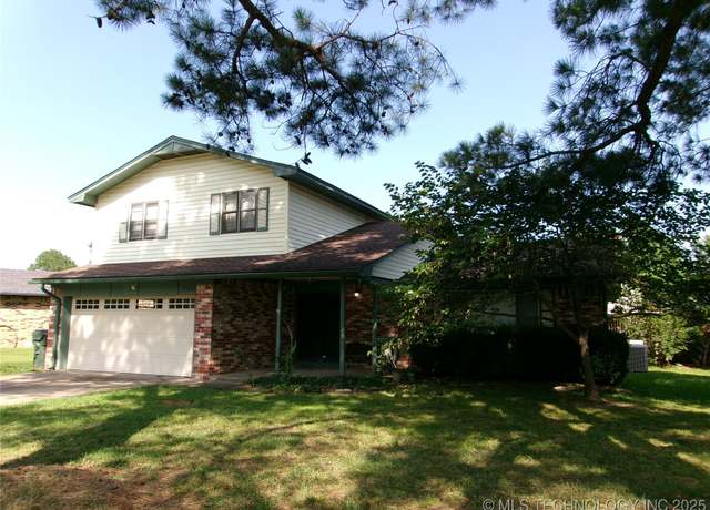 Property at 2606 S 28th St, Muskogee, OK 74401, 4 beds, 2.5 baths