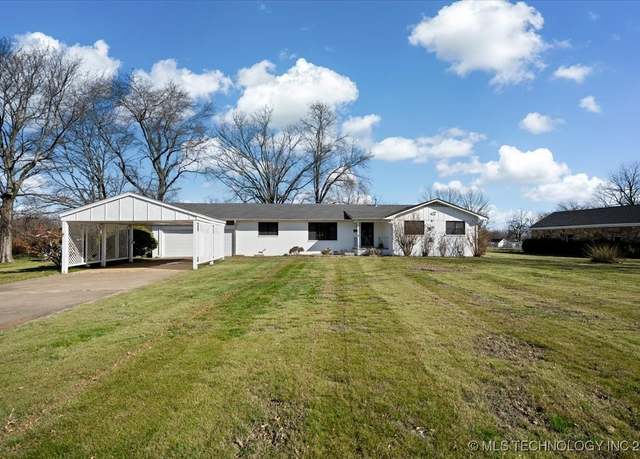 Property at 509 NE 10th St, Wagoner, OK 74467, 3 beds, 2.5 baths