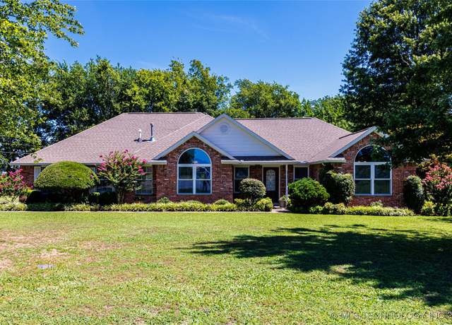 Property at 17202 Stonehedge Ct, Claremore, OK 74017, 3 beds, 2.5 baths
