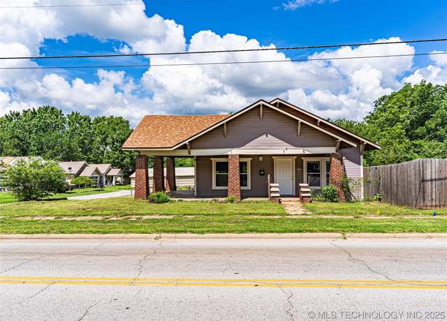 Property at 720 S Chestnut St, Bristow, OK 74010, 2 beds, 1.5 baths