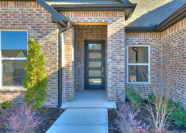 Property at 3011 S 6th Pl, Broken Arrow, OK 74012, 3 beds, 2 baths