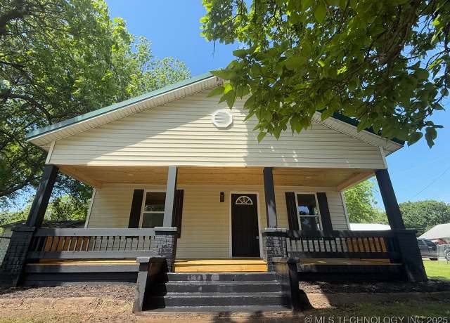 Property at 618 E Gentry Ave, Checotah, OK 74426, 2 beds, 2 baths