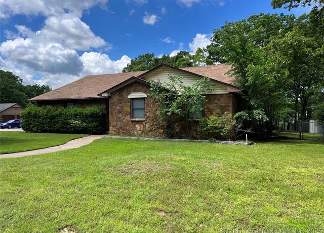 Property at 3316 Maple Dr, Sand Springs, OK 74063, 3 beds, 2 baths