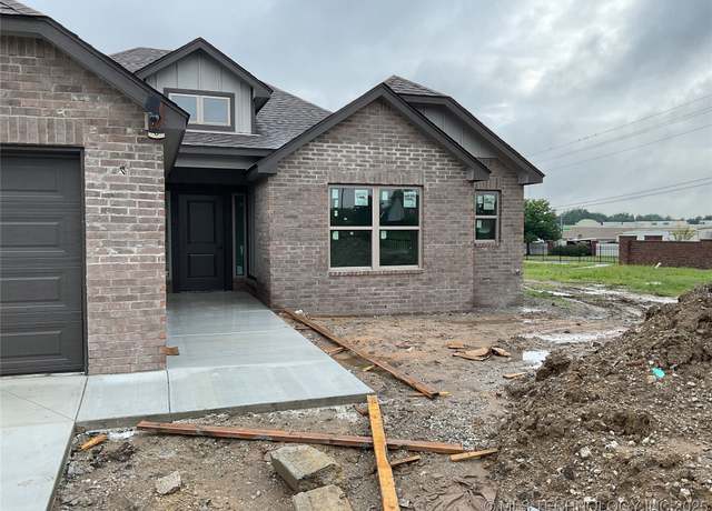 Property at 2725 W Madison St, Broken Arrow, OK 74012, 3 beds, 2 baths