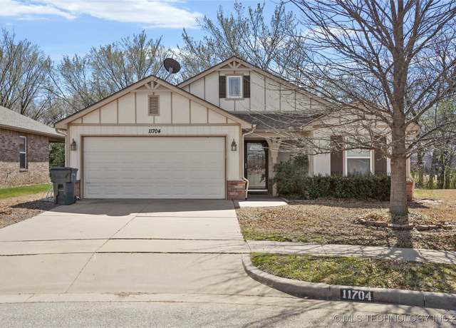 Property at 11704 E 109th St N, Owasso, OK 74055, 3 beds, 2 baths