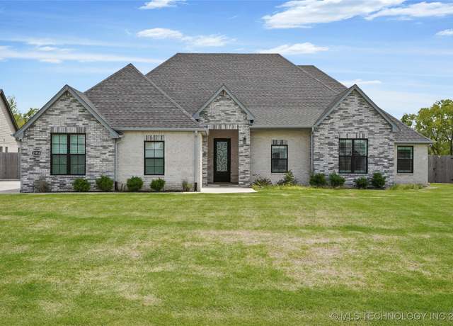 Property at 15916 E 106th Pl, Owasso, OK 74055, 4 beds, 3 baths