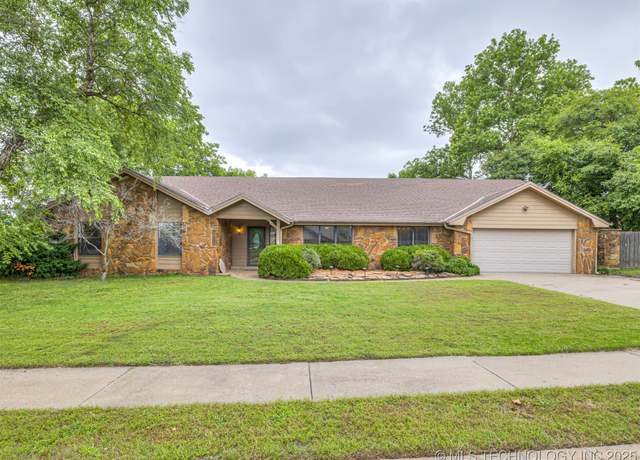 Property at 2500 Georgetown Dr, Bartlesville, OK 74006, 4 beds, 3 baths