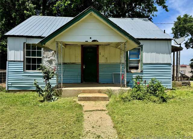 Property at 129 S 4th St, Vinita, OK 74301, 4 beds, 2 baths