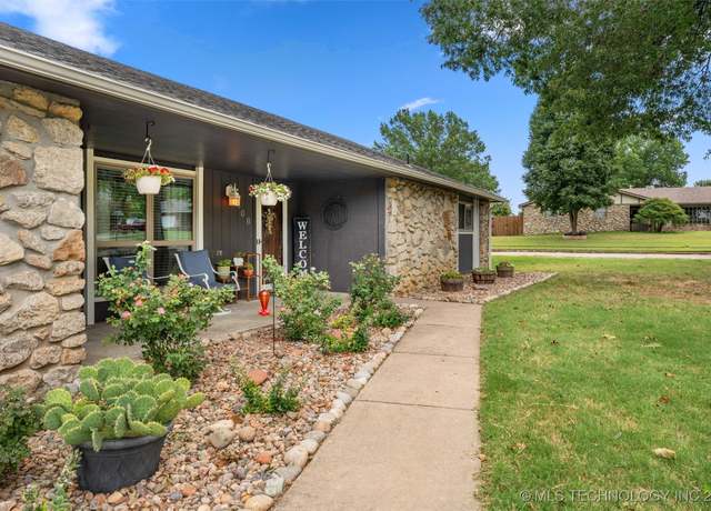 Property at 1408 Meadowcrest Ct, Bartlesville, OK 74006, 4 beds, 2.5 baths