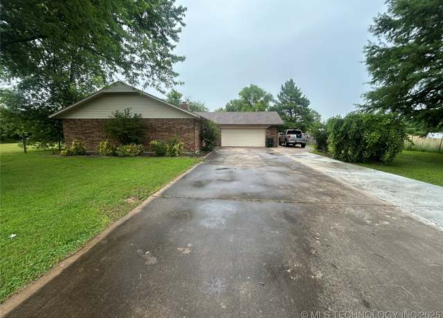 Property at 1712 Turner St, Muskogee, OK 74403, 3 beds, 2 baths