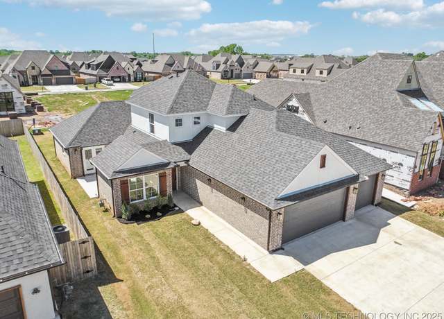 Property at 5916 E 127th St S, Bixby, OK 74008, 5 beds, 3.5 baths