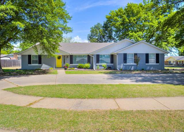 Property at 3220 SE Kensington Ct, Bartlesville, OK 74006, 4 beds, 3 baths