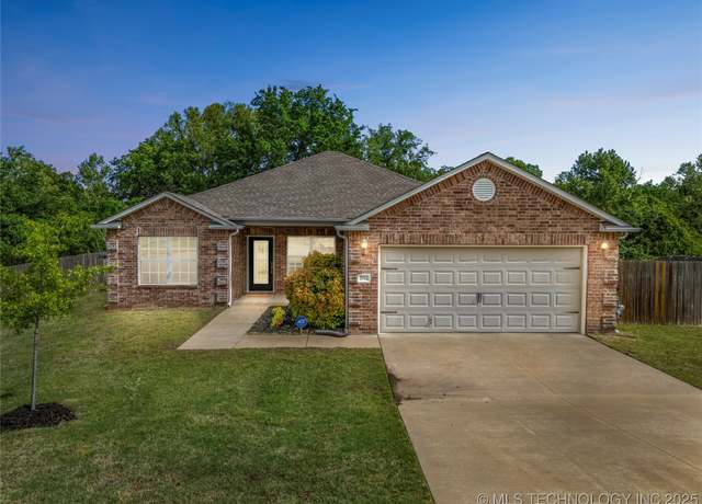 Property at 2512 W Huntsville St, Broken Arrow, OK 74011, 3 beds, 2 baths