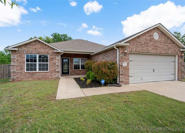 Property at 2512 W Huntsville St, Broken Arrow, OK 74011, 3 beds, 2 baths