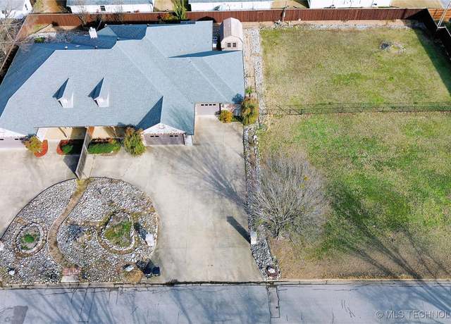 Property at 1016 N 12th, Durant, OK 74701, 5 beds, 4 baths