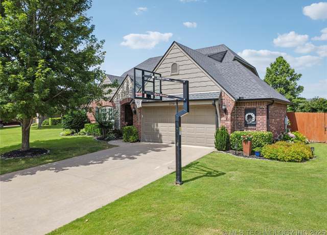 Property at 11710 S Willow St, Jenks, OK 74037, 4 beds, 2.5 baths